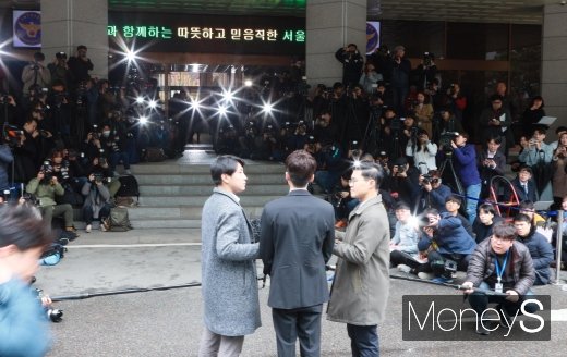 [머니S포토] '로이킴에게 쏠린 관심'