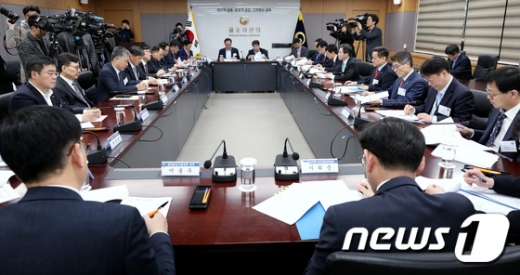 김용범 금융위원회 부위원장이 10일 오후 종로구 세종대로 정부서울청사 금융위원회 대회의실에서 열린 가계부채 관리 점검회의에서 모두발언을 하고 있다./사진=뉴스1