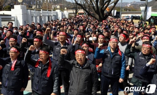  6개 카드사 노동조합으로 구성된 카드사노동조합협의회 소속 회원들이 8일 오후 서울 세종대로 정부서울청사 앞에서 열린 총파업 결의대회에서 구호를 외치고 있다./사진=뉴스1