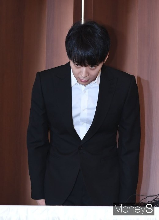 [머니S포토] 긴급 기자회견 전 인사하는 박유천