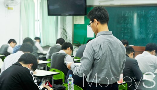 2019 4월 모의고사. /사진=임한별 기자