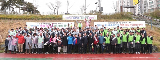 심곡천 둔치 내 꽃씨 뿌리기를 시작으로 머무르고 싶은 명품하천을 조성한다고 밝혔다./사진제공=서구청