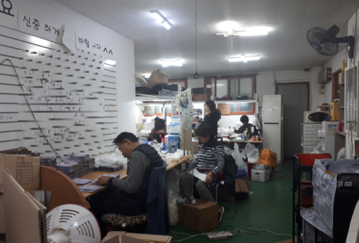 신고하지않은시설에서 미세먼지마스크를 제조하는 모습. / 사진제공=경기도