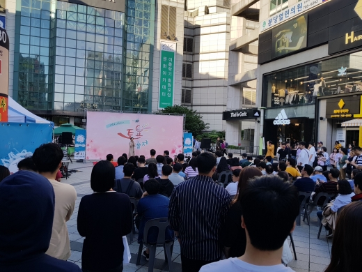 지난해 5월 서현역 로데오거리에서 열린 토요예술제 때 우윤경 보컬 공연. / 사진제공=성남시