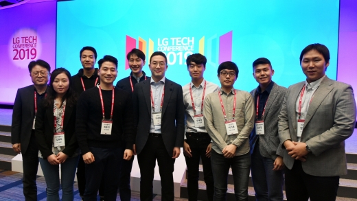 구광모 LG그룹 회장이 지난 주말 미국 샌프란시스코에서 열린 'LG 테크 콘퍼런스'에서 미주지역에서 유학 중인 석박사 과정 R&D 인재들과 기념사진 촬영을 하고 있다. / 사진=LG