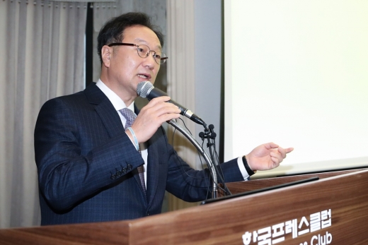 이우석 코오롱생명과학 대표이사가 지난 1일 오전 서울 중구 프레스센터에서 열린 골관절염 세포유전자 치료제 '인보사케이'의 자발적 유통·판매 중단 관련 간담회에서 사과문을 발표하고 있다. /사진=뉴스1 DB