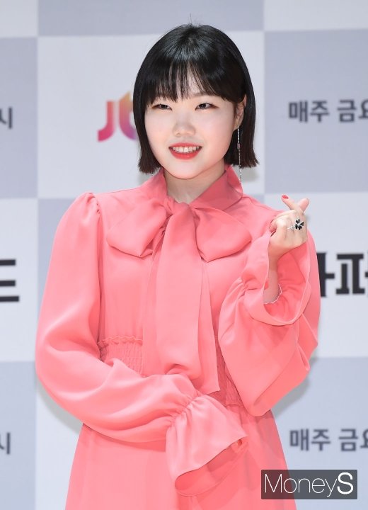 [머니S포토] 이수현 '깜찍한 손하트'