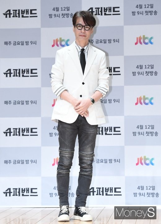 [머니S포토] 윤상, 겸손한 포즈