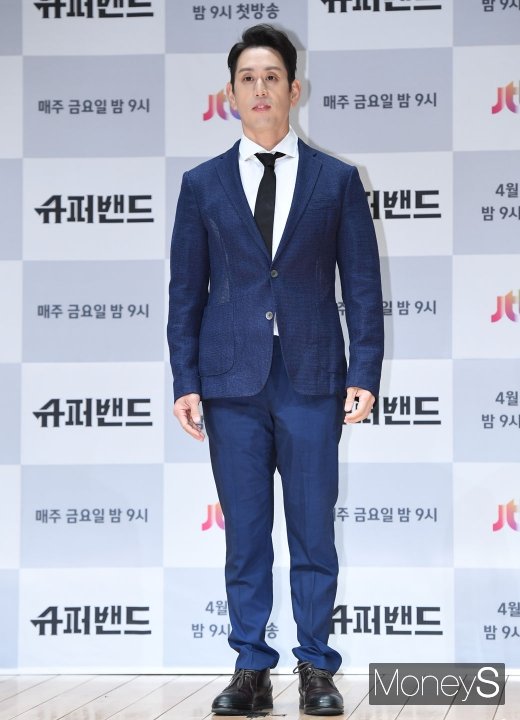 [머니S포토] 조한, 어색한 포토타임