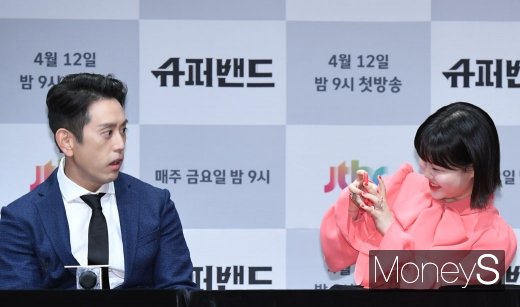 [머니S포토] 이수현 '오빠 활짝 웃어요'