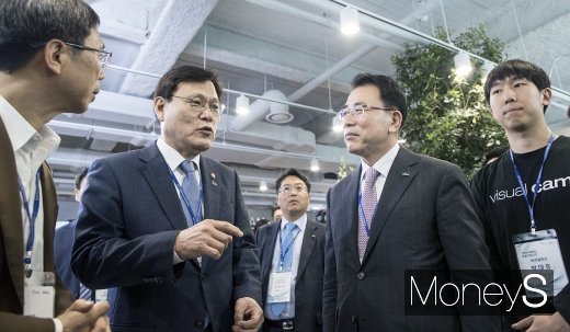 [머니S포토] 신한퓨처스랩 제2출범, 의견 나누는 최종구-조용병
