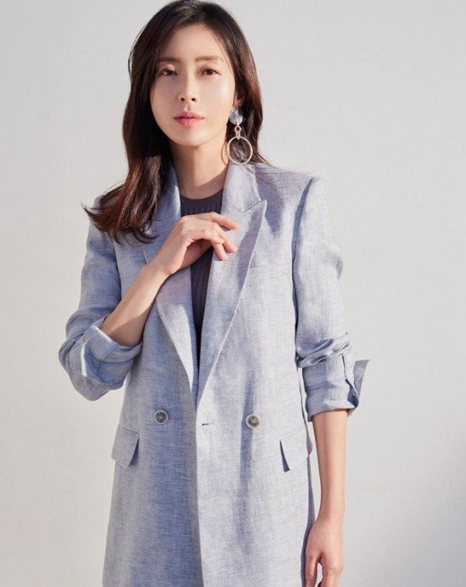 [★화보] 송윤아, 세련된 커리어 우먼룩… 