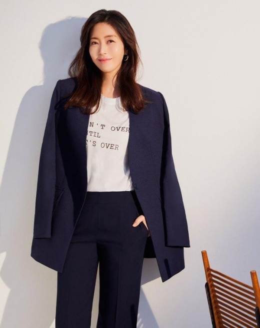[★화보] 송윤아, 세련된 커리어 우먼룩… 