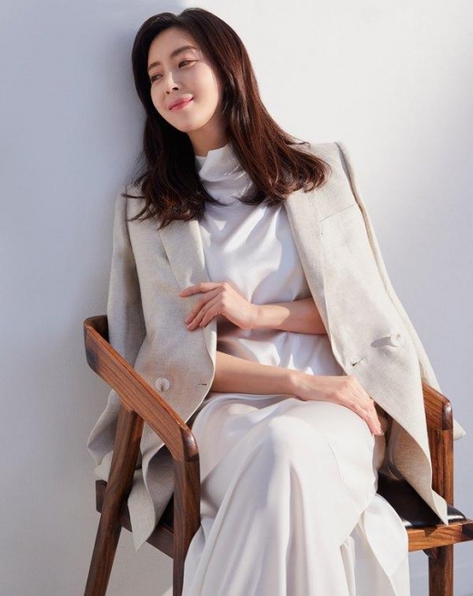 [★화보] 송윤아, 세련된 커리어 우먼룩… 