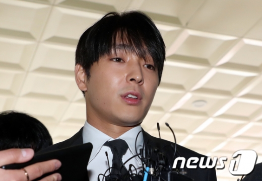 불법 촬영물 유포 혐의를 받고 있는 그룹 FT아일랜드 전 멤버 최종훈이 지난달 16일 오전 서울 종로구 서울지방경찰청에 조사를 받기위해 출석하고 있다. /사진=뉴스1