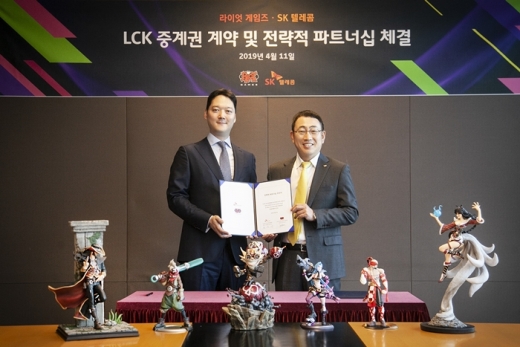 박준규 라이엇게임즈 한국대표(왼쪽)와 유영상 SK텔레콤 MNO 사업본부장이 LoL 피규어를 들고 포즈를 취하고 있다. /사진=라이엇게임즈