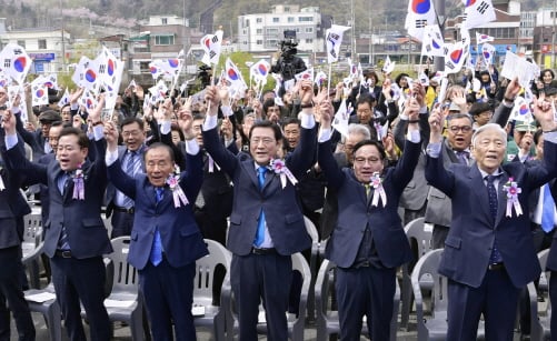 이용섭 광주광역시장이 11일 오전 동구 학동 백화마을 백범기념관 야외광장에서 열린 '대한민국 임시정부 수립 100주년' 기념식에 참석해 장휘국 광주시교육감, 안종일 광주백범기념관 이사장, 김갑제광복회광주전남연합지부장, 송갑석 국회의원, 보훈단체 회원, 시민 등 참석자들과 만세삼창을 외치고 있다./사진제공=광주광역시