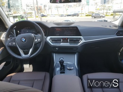 BMW 뉴 3시리즈 내부. /사진=이지완 기자