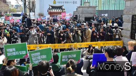 [머니S포토] 시끌벅적한 헌법재판소, 결과는?