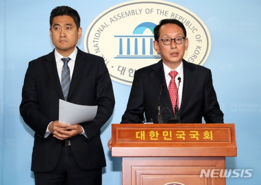  11일 오전 서울 영등포구 여의도 국회 정론관에서 국회 법제사법위원회 자유한국당 간사인 김도읍(오른쪽) 의원과 바른미래당 간사인 오신환 의원이 이미선 헌법재판소 재판관 후보자의 자진사퇴 촉구 기자회견을 하고 있다. /사진=뉴시스
