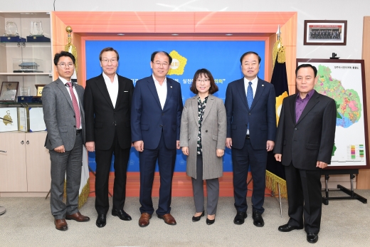 이희창 양주시의회 의장이 황영희 결산검사 대표위원을 포함한 결산검사위원들과 함께 기념촬영을 하고 있다. 왼쪽부터 이진행 위원, 김인철 위원, 이희창 의장, 한상숙 위원, 황영희 대표위원, 민무식 위원. / 사진제공=양주시의회