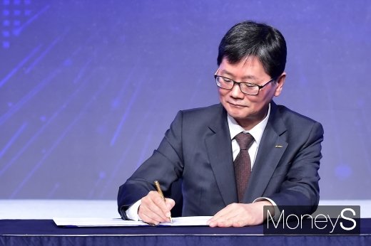 [머니S포토] OSJD 사장단 회의에서 서명하는 손병석 코레일 사장
