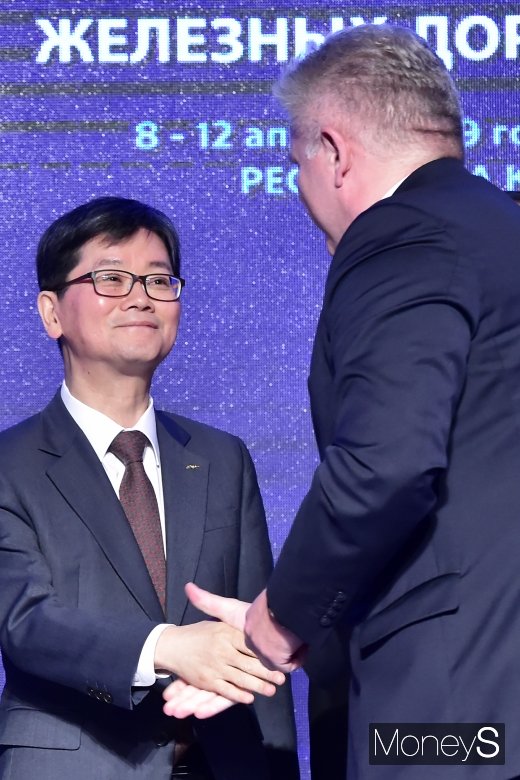 [머니S포토] 악수 나누는 손병석 코레일 사장