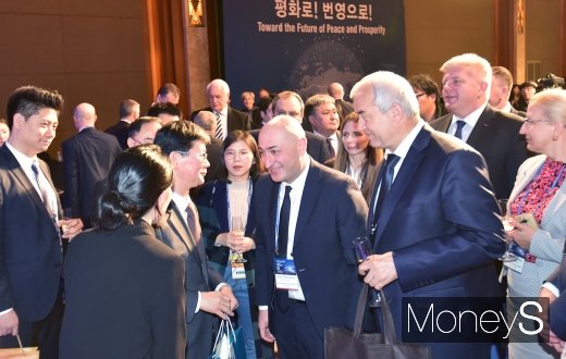 [머니S포토] OSJD 소속 사장들과 의견 나누는 손병석 코레일 사장