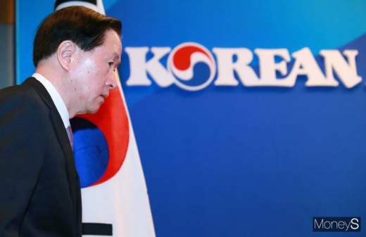 지난달 27일 고 조양호 한진그룹 회장의 대한항공 사내이사 연임 안건 등을 다룬 제57기 대한한공 정기주주총회가 서울 강서구 하늘길 대한항공빌딩에서 진행된 가운데 의장을 맡은 우기홍 대표이사가 주총장에 들어서고 있다. /사진=임한별 기자
