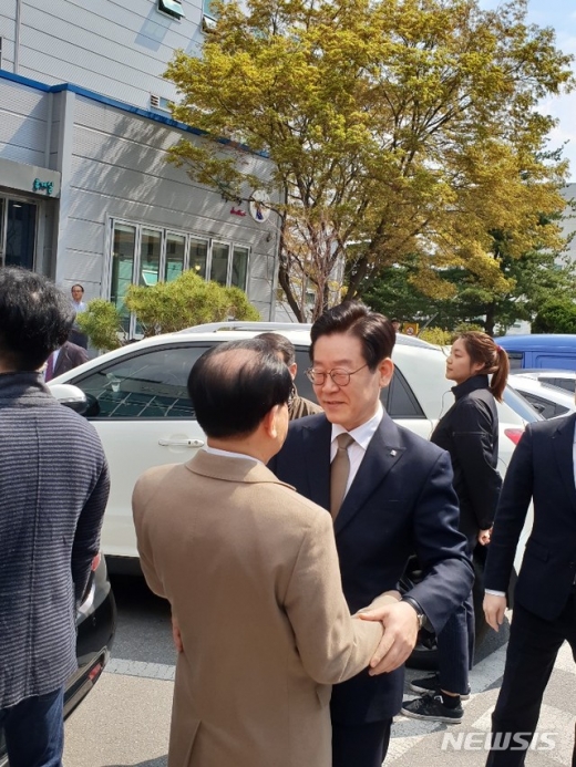 이재명 경기도지사가 11일 오후 수원지방법원 성남지원 형사1부(최창훈 부장판사) 심리로 열린 18차 공판에 출석하던 중 지지자들과 인사를 나누고 있다. / 사진=뉴시스