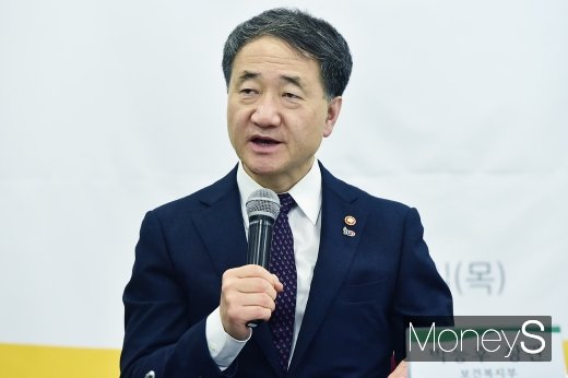 [머니S포토] 미세먼지 관련 입 뗀 박능후 장관