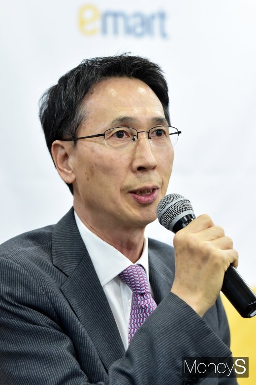 [머니S포토]  취약계층 미세먼지 마스크 지원 관련 입뗀 이갑수 대표