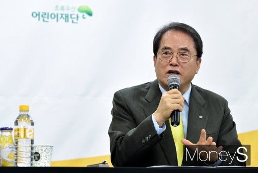 [머니S포토] 취약계층 미세먼지 마스크 지원 협약, 이제훈 초록우산 회장의 인사말