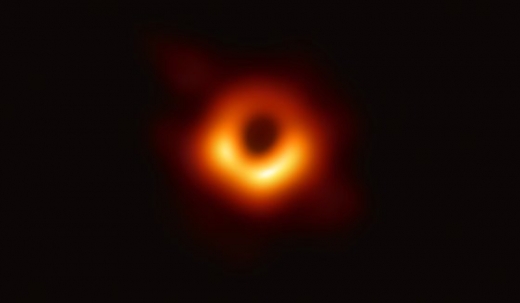 사상 최초로 공개된 초대질량 블랙홀 M87의 모습. 중심의 검은 부분은 블랙홀과 블랙홀을 포함하는 그림자이고, 고리의 빛나는 부분은 블랙홀의 중력에 의해 휘어진 빛이다. 관측자로 향하는 부분이 더 밝게 보인다. 블랙홀의 질량은 태양의 65억배, 지름은 160억㎞에 달한다. /사진=EHT 홈페이지 캡처