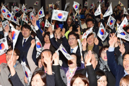 염태영 수원시장이 지난 11일 수원컨벤션센터에서 열린 대한민국 임시정부 수립 100주년 기념식에 참석해 시민들과 만세를 하고 있다. / 사진제공=수원시