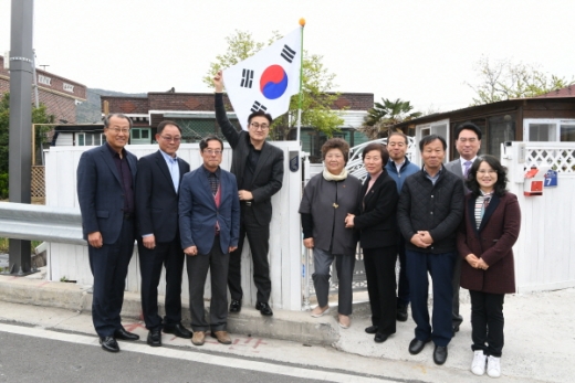김일권 양산시장(왼쪽에서 4번째)이 임시정부 수립 100주년인 4월11일에 맞춰 독립유공자 가구로 대통령표창 수여자 황만우 선생의 후손댁을 방문해 국가유공자 명패를 달아드렸다./사진제공=양산시