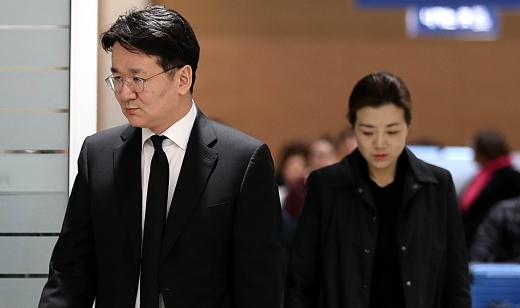 고 조양호 한진그룹 회장의 장남 조원태 대한항공 사장과 차녀 조현민 전 대한항공 전무가 12일 오전 인천국제공항 제2여객터미널을 통해 귀국하고 있다. 이들은 고 조양호 한진그룹 회장의 시신이 운구된 비행편으로 귀국했다. / 사진=뉴시스 추상철 기자