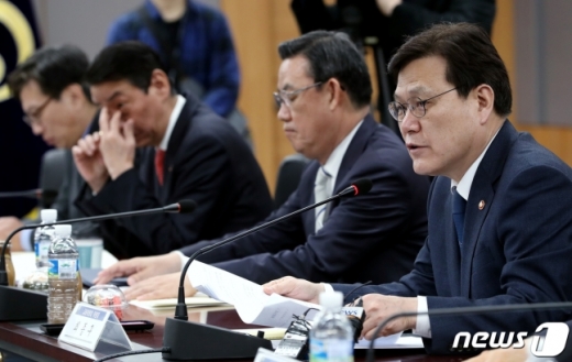 최종구 금융위원장이 12일 오전 종로구 세종대로 정부서울청사 금융위원회 대회의실에서 열린 제37차 금융중심지추진위원회의에서 모두발언을 하고 있다./사진=뉴스1