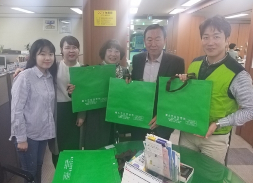 여주베스트요양병원 유세균 대외협력실장과 복지정책과 무한돌봄팀 직원들이 사무실에서 사각지대 발굴 홍내내용이 적힌 장바구니를 들어보이고 있다. / 사진제공=여주시