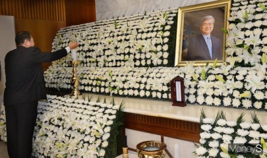 12일 오전 서울 서대문구 신촌 세브란스 병원 장례식장에 마련된 조양호 한진그룹 회장의 빈소에서 한 직원이 촛불을 켜고 있다. / 사진=장동규 기자