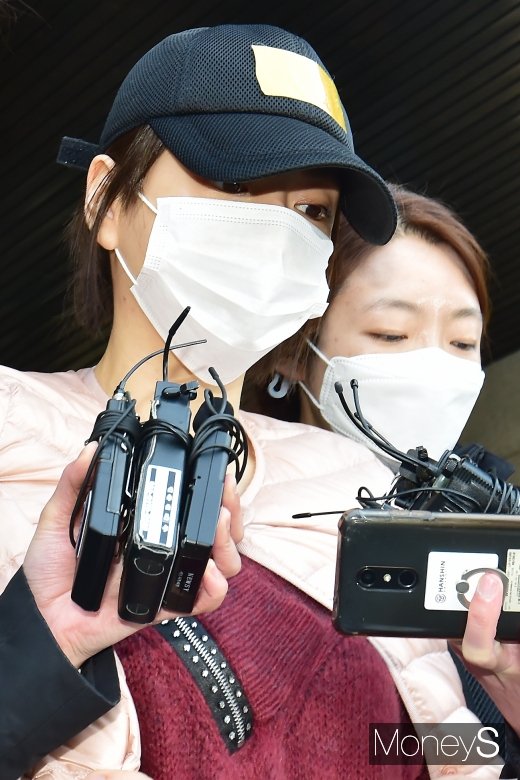 [머니S포토] 모자 아래로 보이는 황하나 눈빛