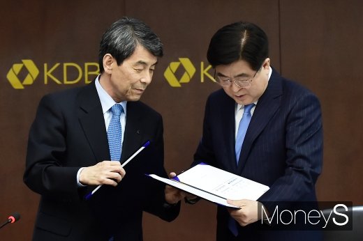 이동걸 산은 회장(왼쪽)과 권오갑 현대중공업지주 부회장이 지난달 8일 서울 여의도 산업은행에서 현대중공업-대우조선해양 매각을 위한 본계약 체결뒤 계약서를 바라보고 있다. /사진=임한별 기자