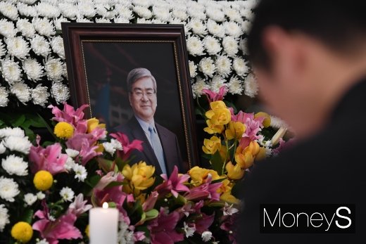 [머니S포토] 대한항공 서소문사옥에서 조문하는 임직원들