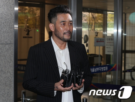 배우 최민수가 12일 오전 서울 양천구 서울남부지방법원에서 열린 보복운전 1회 공판에 출석하며 취재진의 질의에 답하고 있다. /사진=뉴스1