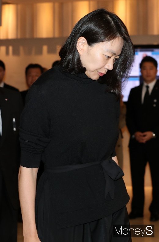 [머니S포토] 굳은표정으로 빈소 들어서는 조현아