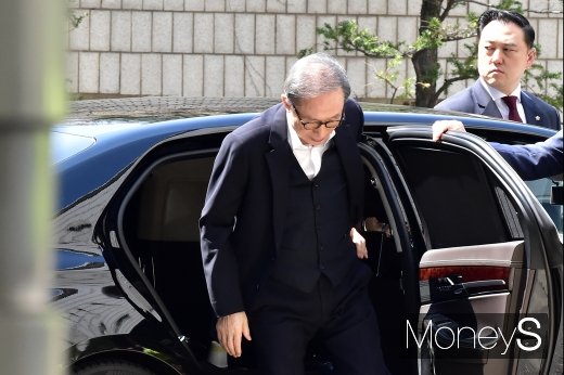 [머니S포토] 다스 실소유주 의혹 관련 항소심 공판 참석한 MB