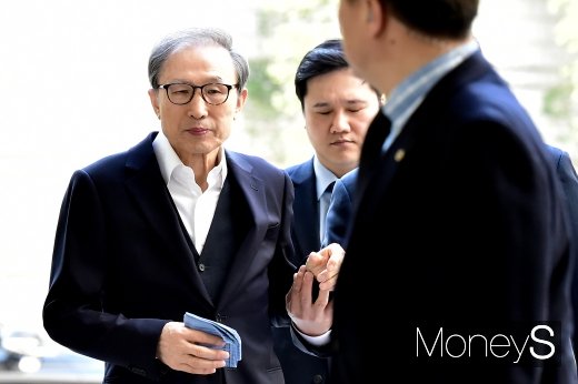 [머니S포토] 서울고등법원에 출석하는 MB