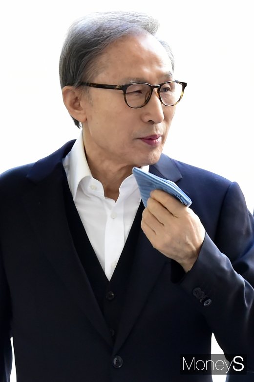 [머니S포토] 손수건 꺼내드는 이명박 전 대통령
