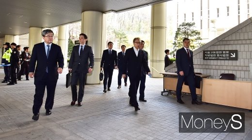[머니S포토] 이명박, 다스 의혹 관련 항소심 공판 출석