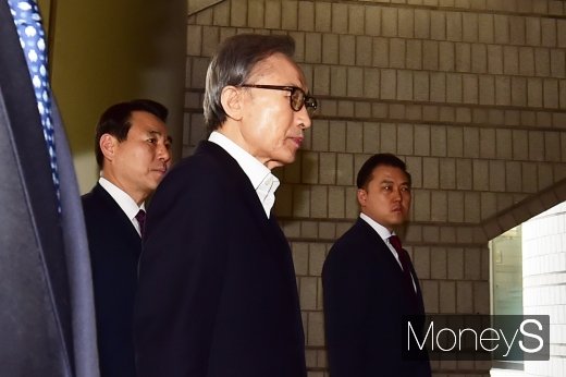 [머니S포토] 뇌물수수 혐의 MB, 다시 법정으로…